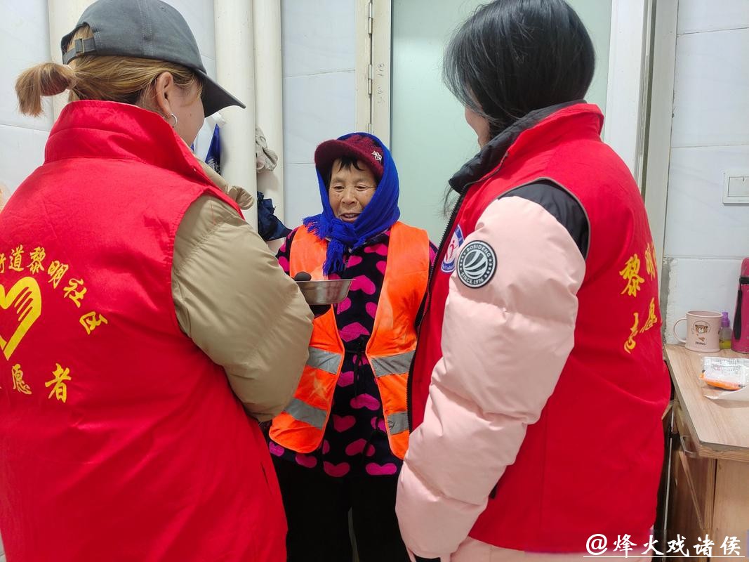 守护万家灯火！社区为280户孤老送年夜饭，为重点人群更换拖线板