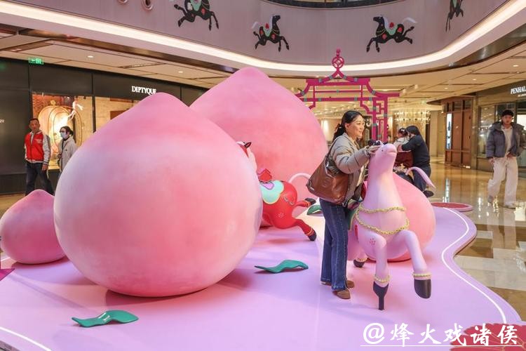 粉红白马“跃”然商场!兴业太古汇“一骑桃喜”新春活动季创新演绎中国年味 粉红白马“跃”然商场!兴业太古汇“一骑桃喜”新春活动季创新演绎中国年味