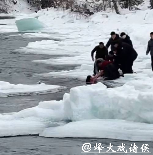 母女越过警戒线拍照落入冰河,一度被水流冲走,新疆喀纳斯景区通报 母女越过警戒线拍照落入冰河,一度被水流冲走,新疆喀纳斯景区通报